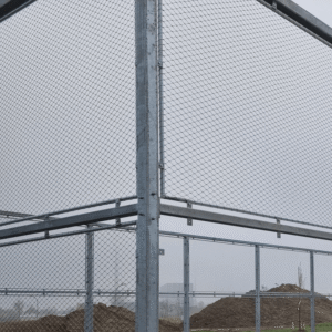 Afscherming van duurzaam RVS kabelnetten rondom een speelplein, flexibel en sterk, veilig voor kinderen met transparante en onderhoudsvriendelijke eigenschappen.