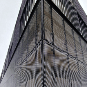 Gevelbekleding van lichtgewicht aluminium strekmetaal met open diamantvormig patroon, duurzaam en corrosiebestendig, geschikt voor moderne architectuur en ventilatie.