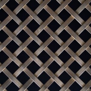 Design metaalgaas van hoogwaardig roestvrij staal en aluminium, strak geweven en geschikt voor architecturale toepassingen zoals gevelbekleding en decoratieve scheidingswanden.