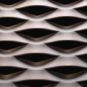 Architecturaal strekmetaal met een open, diamantvormig patroon, duurzaam en lichtgewicht, geschikt voor gevelbekleding, zonwering en decoratieve toepassingen.