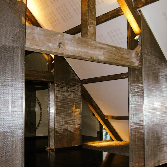Wandafwerking met decoratief metaalgaas - KU Leuven - N2mesh