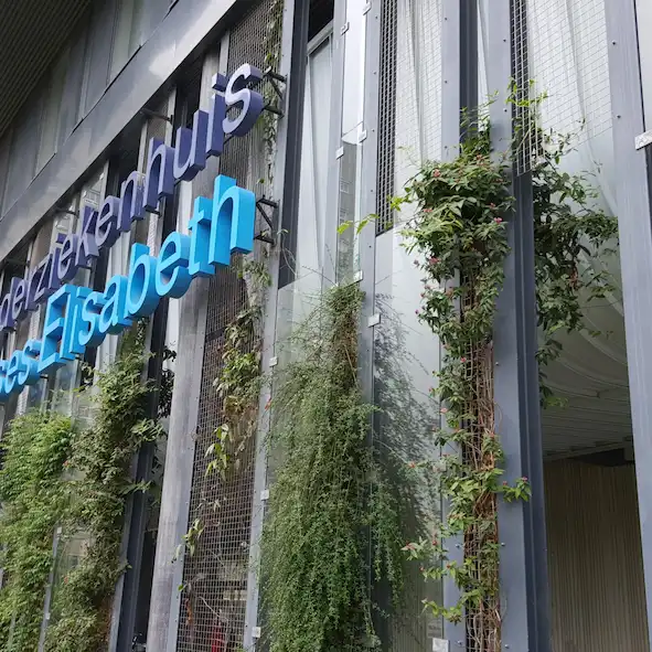 Vergroening in de vorm van een groene gevel uit metaal-UZ Gent-N2Mesh
