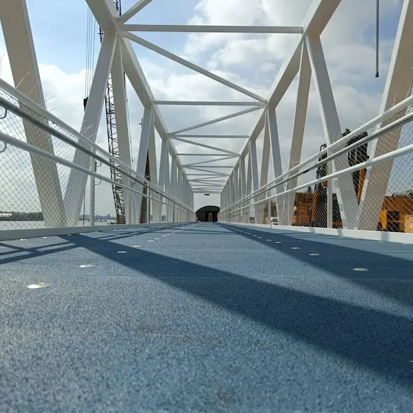 Kabelnetten voor balustrades in duurzaam roestvrij staal, strak opgespannen en toegepast als veilige, transparante en onderhoudsarme afwerking van de fietsbrug op Linkeroever in Antwerpen. Deze moderne en minimalistische balustrade combineert valbeveiliging met maximale zichtbaarheid. Het robuuste materiaal is bestand tegen intensief gebruik en uiteenlopende weersomstandigheden – ideaal voor een stedelijke omgeving waar veiligheid en esthetiek samenkomen.