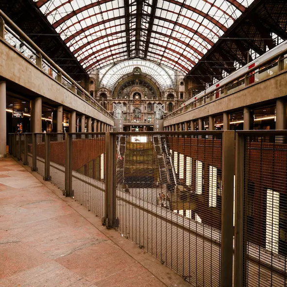 Valbeveiliging in het centraal station antwerpen met metaalgaas. N2Mesh
