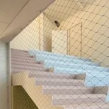 RVS kabelnetten als valbeveiliging in een school.