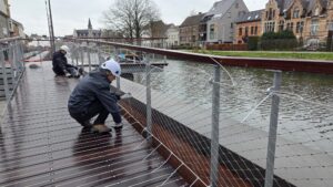 Installatie van de RVS Kabelnetten door N2Mesh aan de nieuwe wandelpromenade in Lokeren