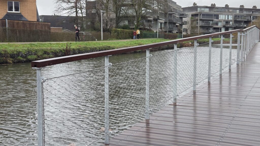 Kabelnetten aan de wandelpromenade in Lokeren als balustrade, geplaatst door N2Mesh
