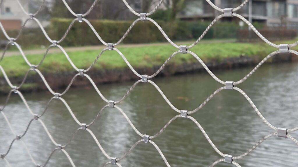 RVS kabelnetten van N2Mesh die gebruikt werden als balustrade voor de nieuwe wandelpromenade langs de Durme in Lokeren