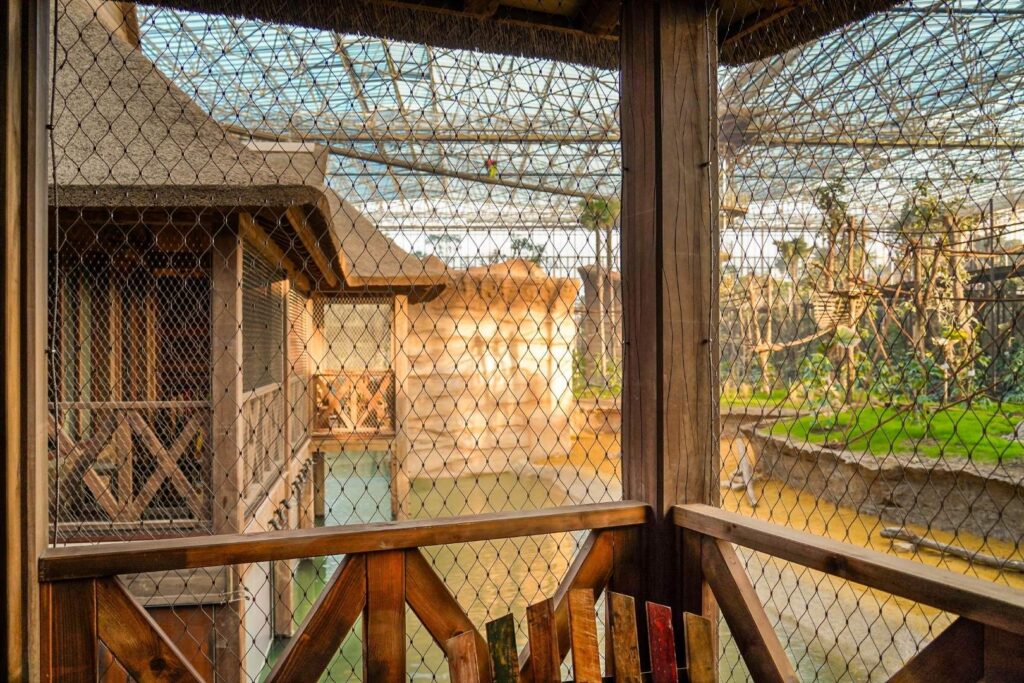 RVS kabelnetten als veilige en transparante afscherming bij de luxe verblijven in Pairi Daiza