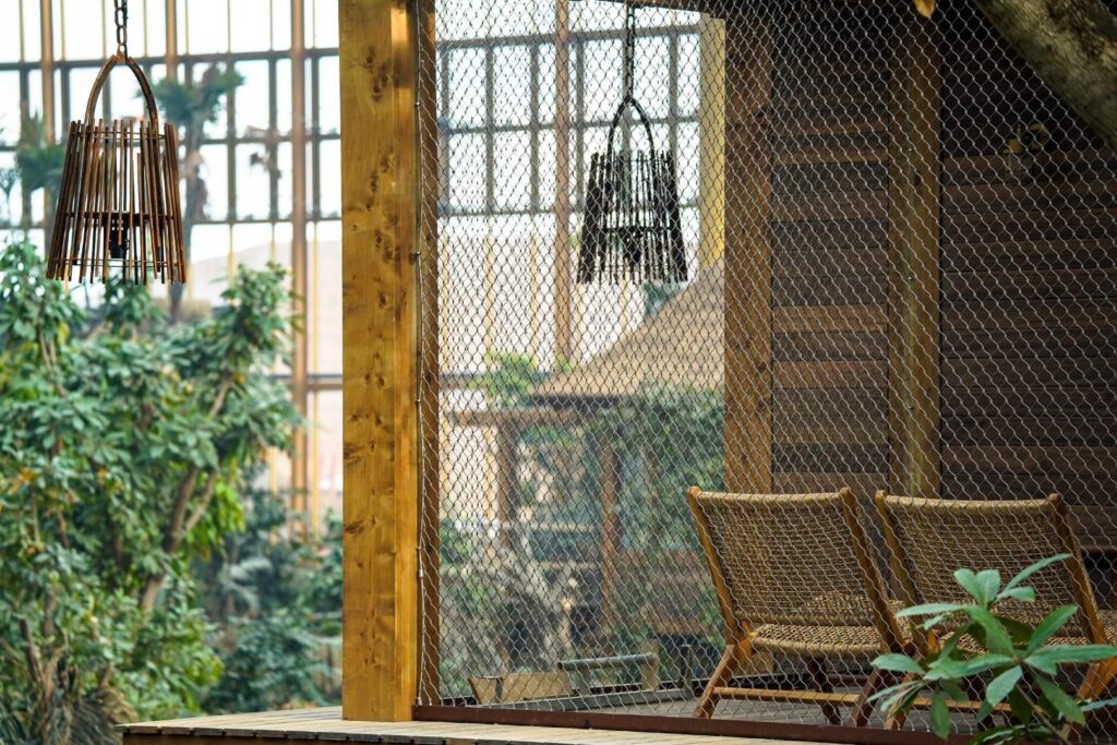 RVS kabelnetten als veilige en transparante afscherming bij de luxe verblijven in Pairi Daiza