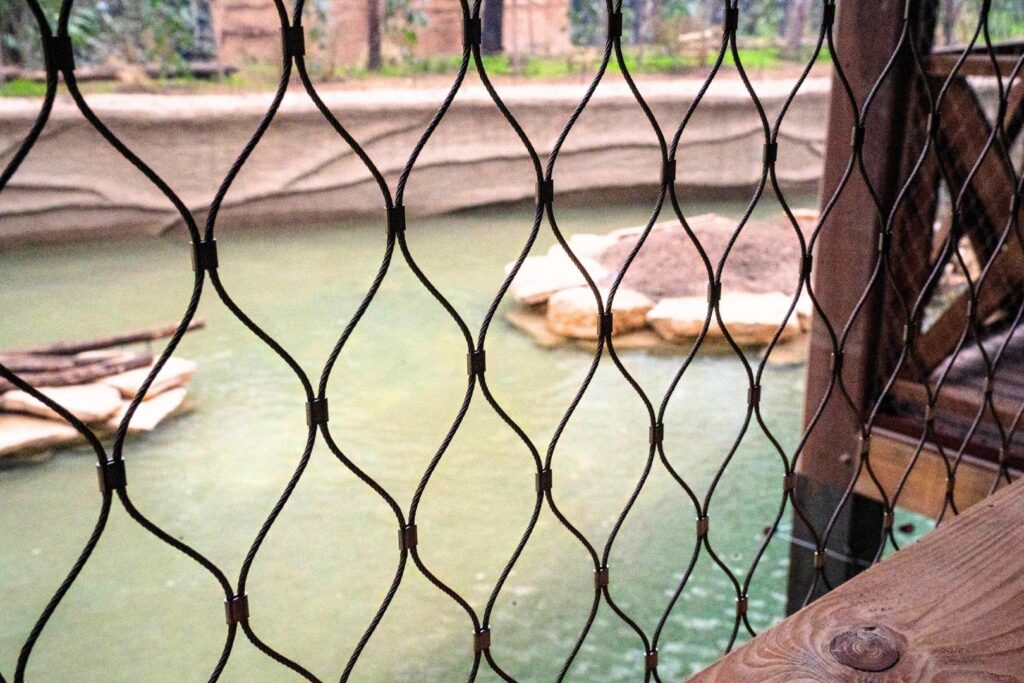 RVS kabelnetten als veilige en transparante afscherming bij de luxe verblijven in Pairi Daiza