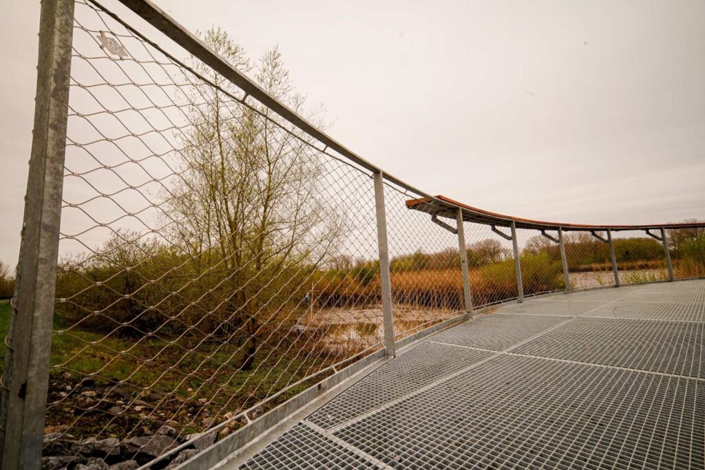 RVS kabelnetten als veilige en transparante balustrade bij het nieuwe uitkijkpunt en de dijkmodule in Puurs-Sint-Amands