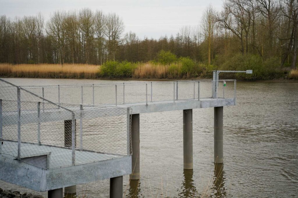 RVS kabelnetten als veilige en transparante balustrade bij het nieuwe uitkijkpunt en de dijkmodule in Puurs-Sint-Amands