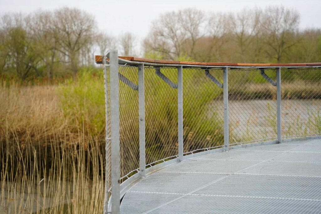 RVS kabelnetten als veilige en transparante balustrade bij het nieuwe uitkijkpunt en de dijkmodule in Puurs-Sint-Amands