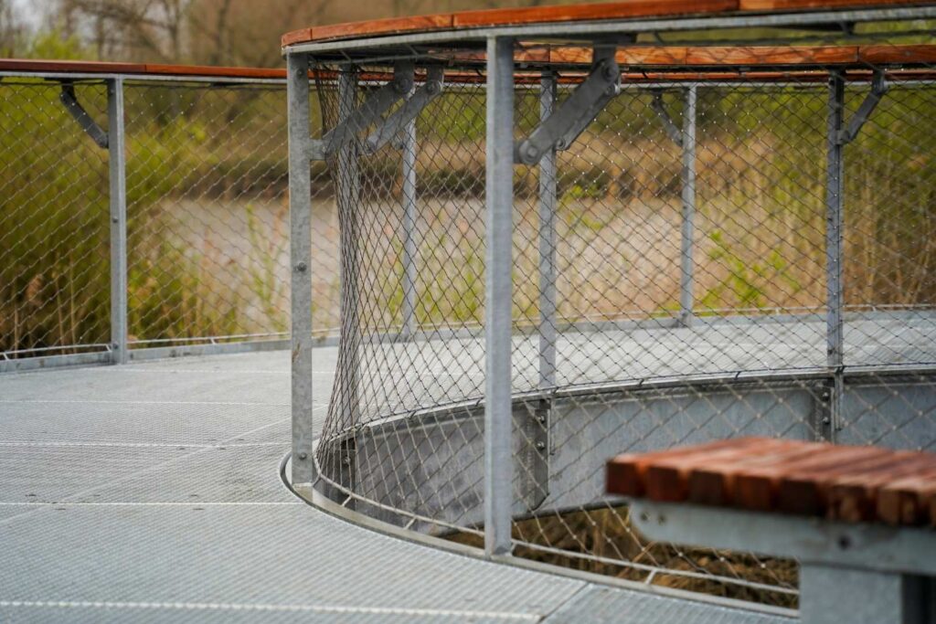 RVS kabelnetten als veilige en transparante balustrade bij het nieuwe uitkijkpunt en de dijkmodule in Puurs-Sint-Amands
