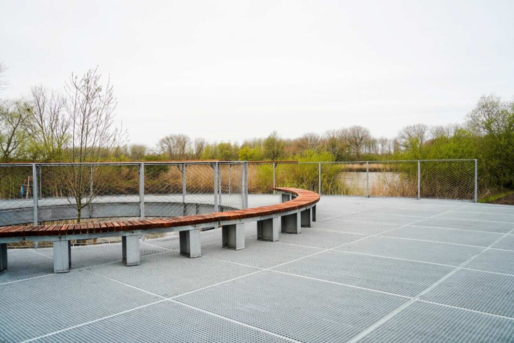 RVS kabelnetten als veilige en transparante balustrade bij het nieuwe uitkijkpunt en de dijkmodule in Puurs-Sint-Amands