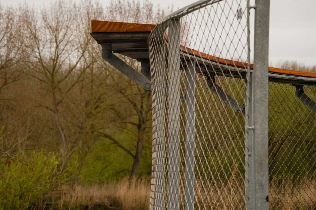 RVS kabelnetten als veilige en transparante balustrade bij het nieuwe uitkijkpunt en de dijkmodule in Puurs-Sint-Amands