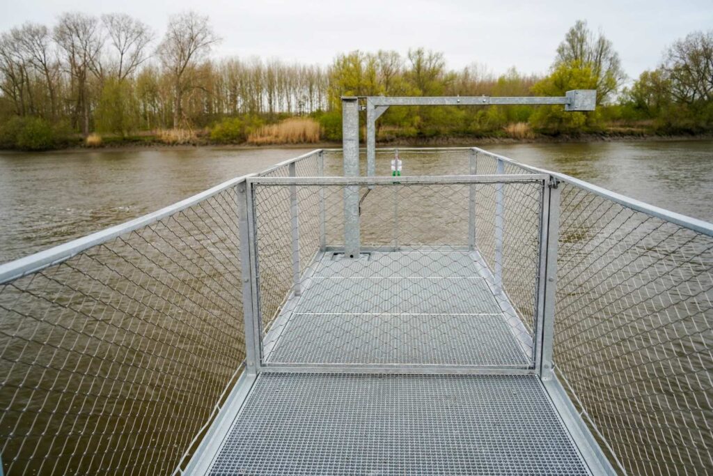 RVS kabelnetten als veilige en transparante balustrade bij het nieuwe uitkijkpunt en de dijkmodule in Puurs-Sint-Amands