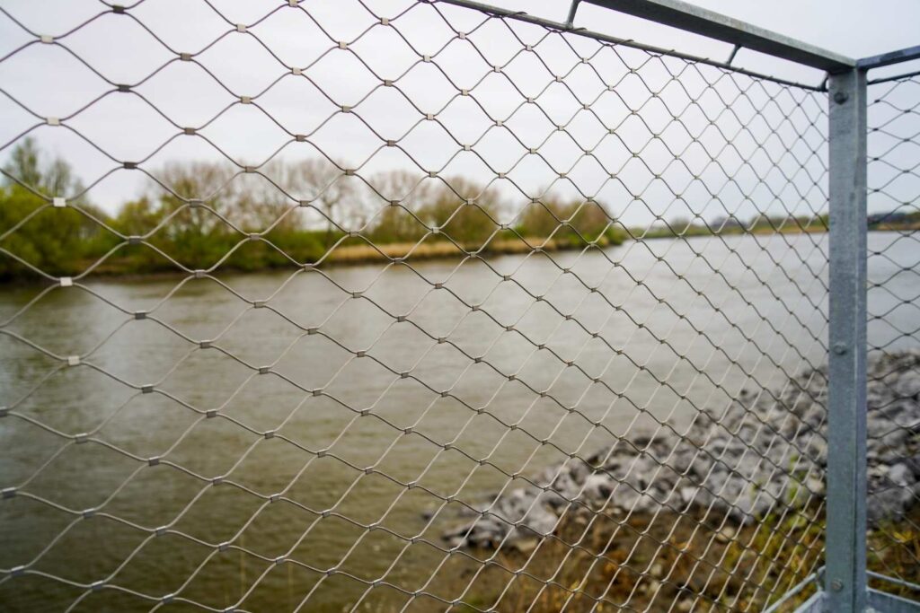 RVS kabelnetten als veilige en transparante balustrade bij het nieuwe uitkijkpunt en de dijkmodule in Puurs-Sint-Amands