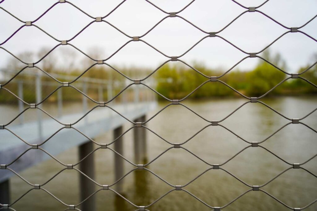 RVS kabelnetten als veilige en transparante balustrade bij het nieuwe uitkijkpunt en de dijkmodule in Puurs-Sint-Amands