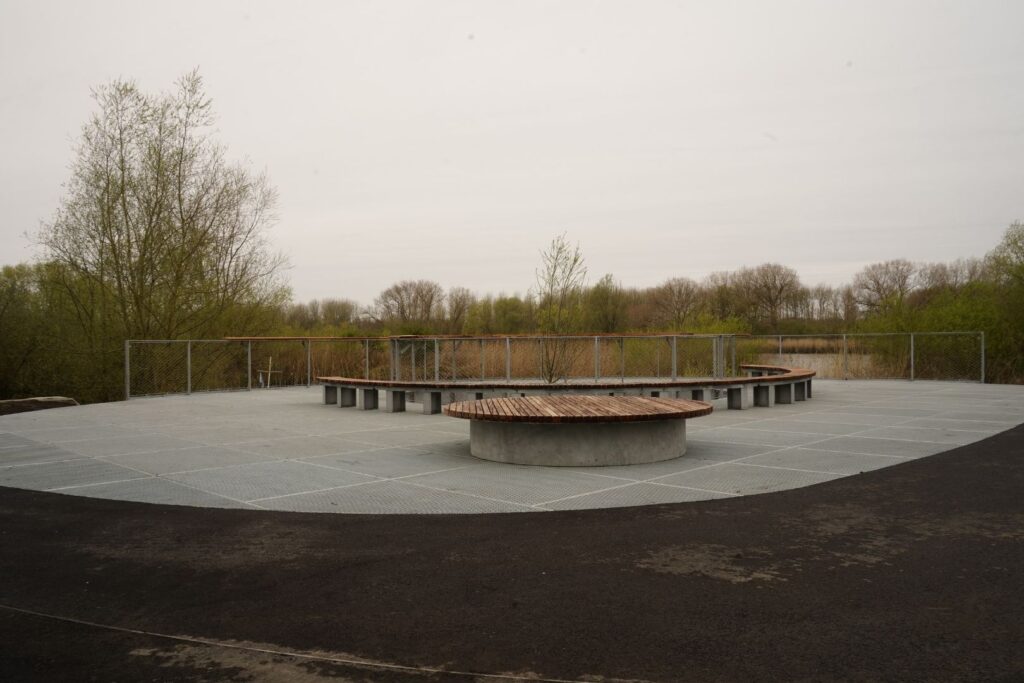 RVS kabelnetten als veilige en transparante balustrade bij het nieuwe uitkijkpunt en de dijkmodule in Puurs-Sint-Amands