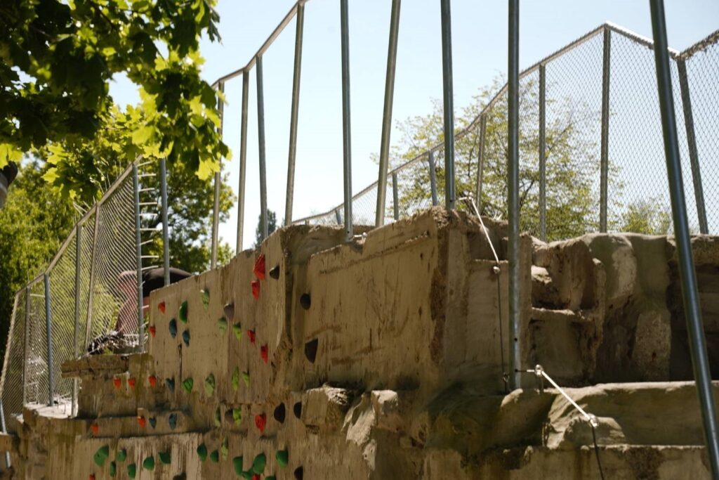 RVS kabelnetten toegepast als veilige en transparante omheining rond het speelplein in het Patrice Lumumbapark