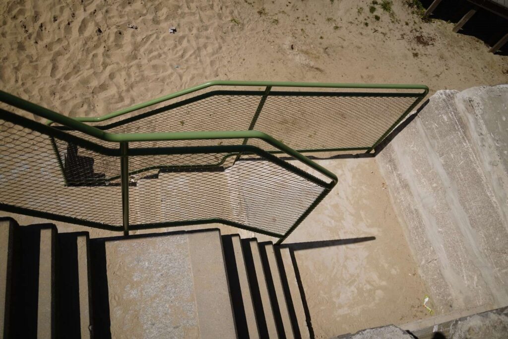 RVS kabelnetten toegepast als veilige en transparante omheining rond het speelplein in het Patrice Lumumbapark