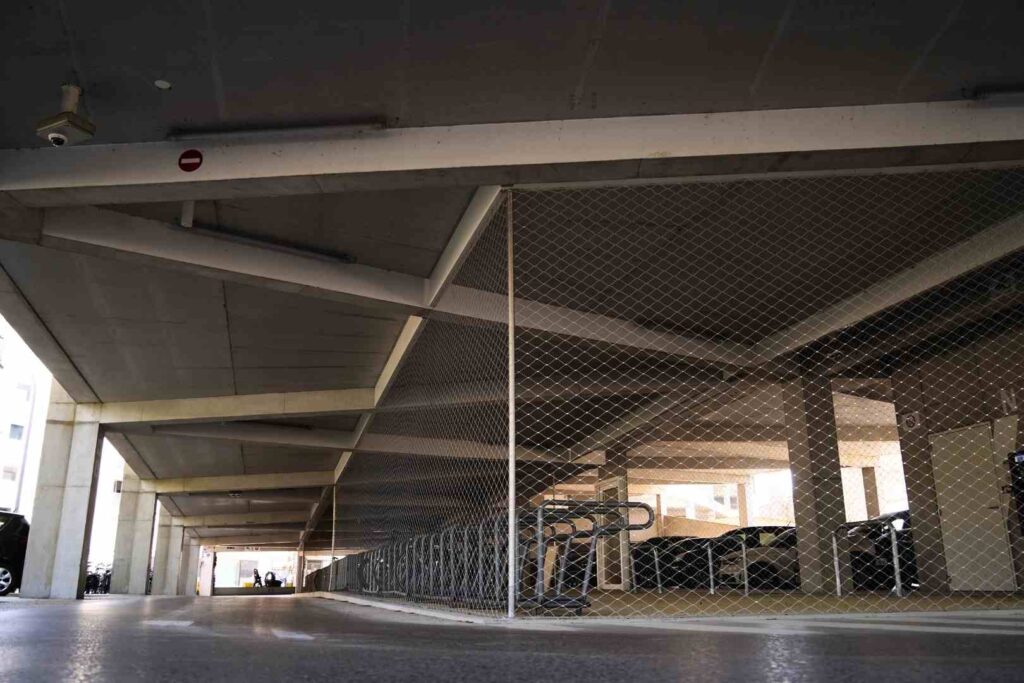 RVS kabelnetten toegepast als veilige en transparante afscherming voor fietsenstallingen en parkeergarages